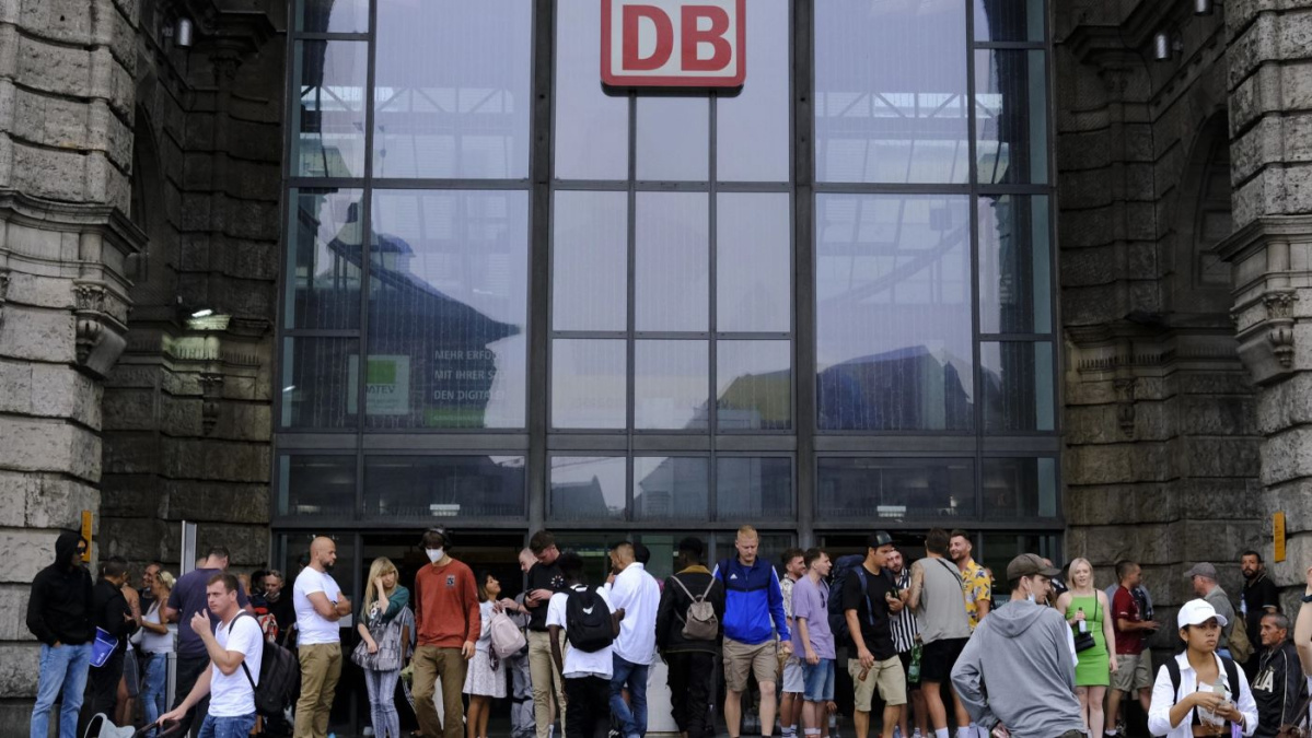 O defecțiune IT a paralizat complet traficul feroviar în Germania