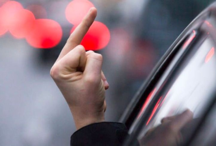 Șofer amendat în Bavaria pentru că și-a arătat degetul mijlociu
