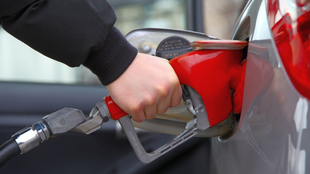 În România, prețul carburantului scade infim
