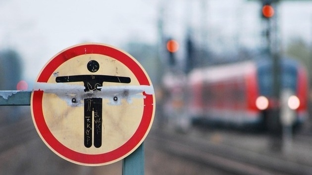 Român amendat în Germania pentru că s-a urcat între vagoanele unui tren