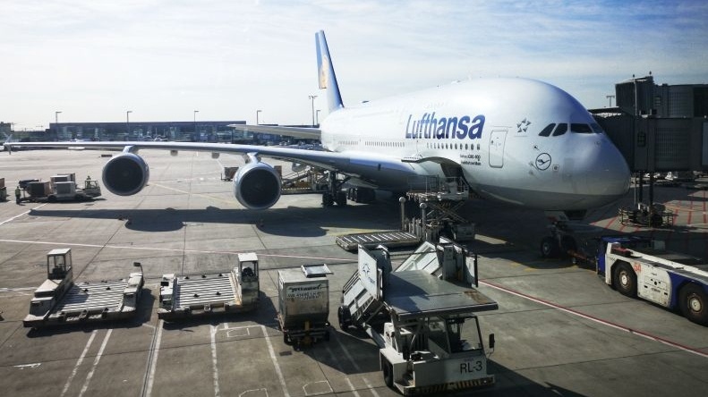 Compania germană Lufthansa anulează încă 2.000 de zboruri 