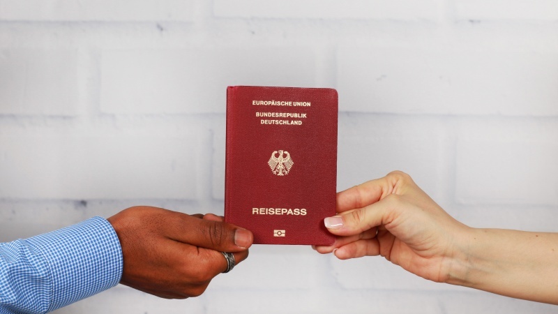 Străinii ar putea obține mai ușor pașaportul german 