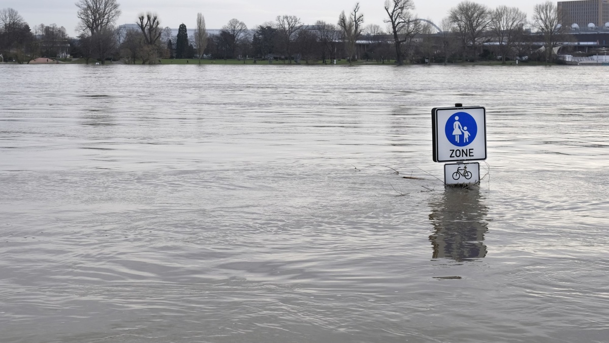 Potop în Germania! Aeroporturi și pasaje inundate!